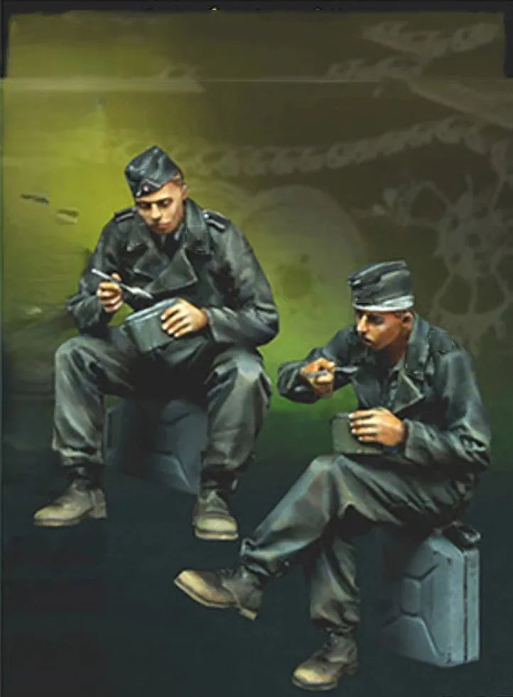 1/35 WWII German Soldiers Reviewing Map, 2 Figures, Resin Model Figure Kit, Unassembled and Unpainted