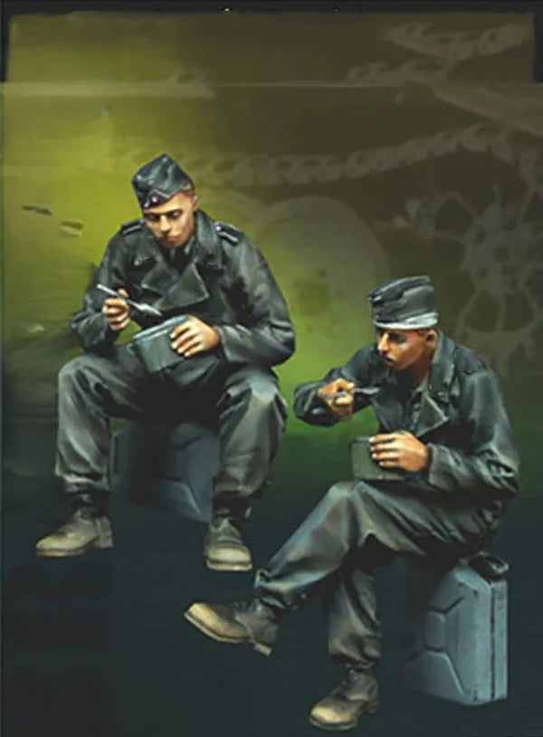 1/35 WWII German Soldiers Reviewing Map, 2 Figures, Resin Model Figure Kit, Unassembled and Unpainted