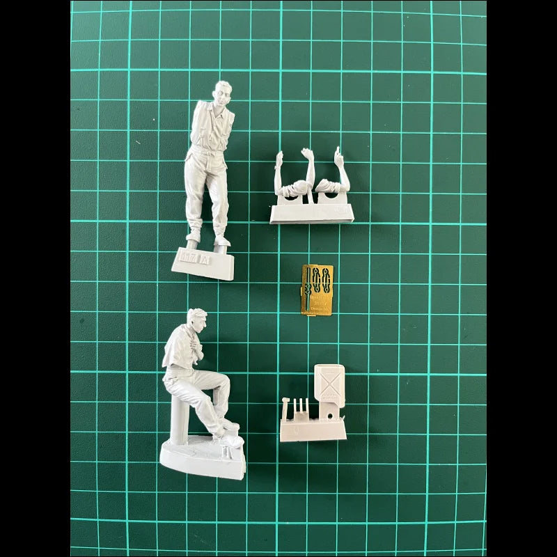 1/35 WWII German Soldier Receiving First Aid, 3 Figures, Resin Model Figure Kit, Unassembled and Unpainted