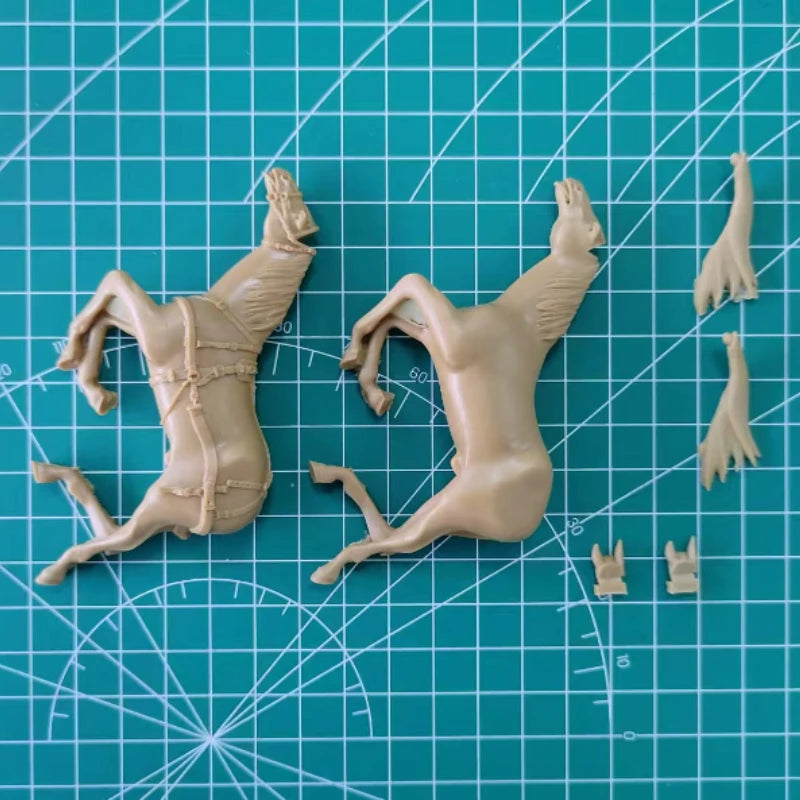 1/35 Dead Horses, 2 Figures, Resin Model Creature Kit, Wildlife Theme, Unassembled and Unpainted