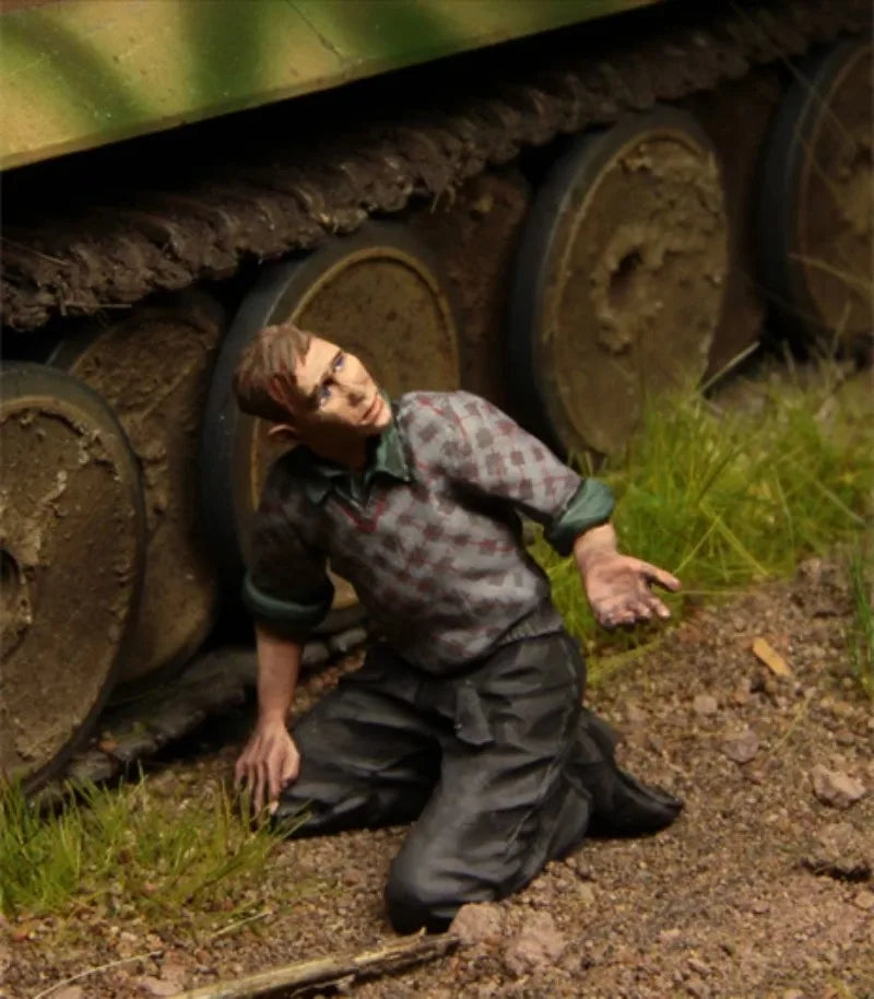 1/35 WWII German Panzer Crew Member, Resin Model Figure Kit, Unassembled and Unpainted