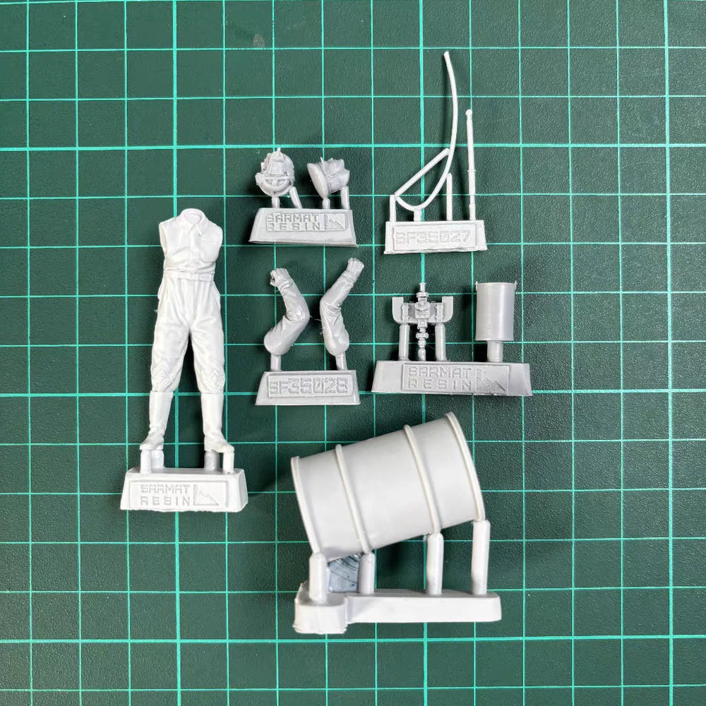 1/35 WWII Soldier Operating Oil Pump, Resin Model Figure Kit, Unassembled and Unpainted