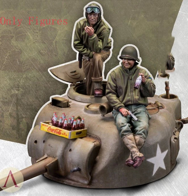 1/35 WWII Soldiers on Ordnance Base, 2 Figures, Resin Model Figure Kit, Unassembled and Unpainted