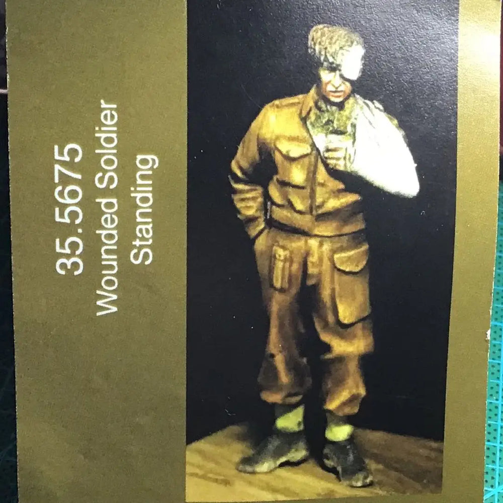 1/35 WWII German Soldier Standing with Field Bandages, Resin Model Figure Kit, Unassembled and Unpainted