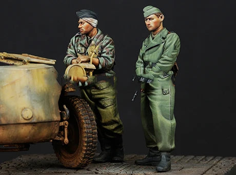1/35 WWII German Infantry with Vehicle, 2 Figures, Resin Model Figure Kit, Unassembled and Unpainted