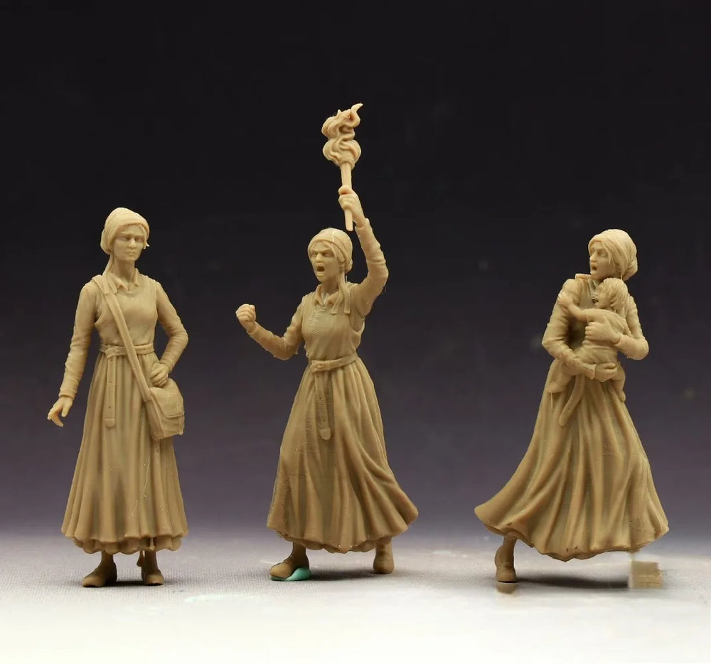 1/35 Civilian Women in Long Dresses, 3 Figures, Resin Model Figure Kit, Historical Theme, Unassembled and Unpainted