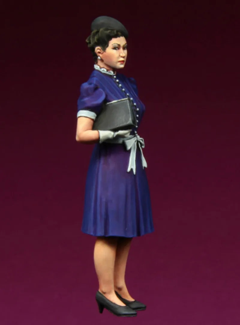 1/35 WWII German Female Officer with Tablet, Resin Model Figure Kit, Unassembled and Unpainted