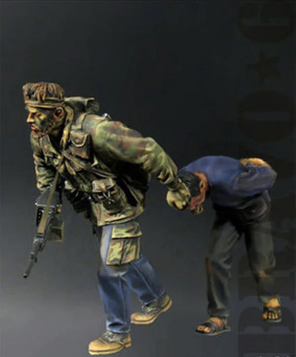 1/35 Modern Tactical Soldiers with Captives, 2 Figures, Resin Model Figure Kit, Unassembled and Unpainted