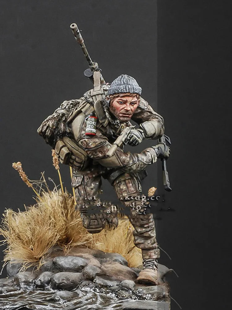 75mm Modern Operator with Rifle and Rucksack, Resin Model Figure Kit, Unassembled and Unpainted
