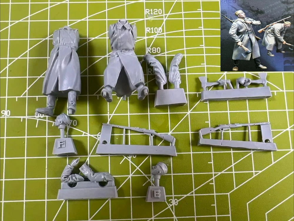 1/35 Cold War Soviet Cold War Engineers, 2 Figures, Resin Model Figure Kit, Unassembled and Unpainted