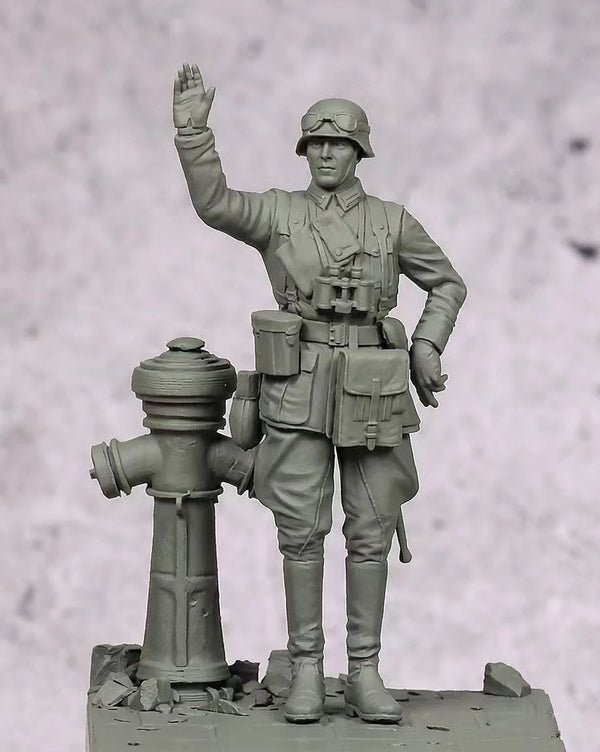 1/35 WWI German Officer Giving Salute, Resin Model Figure Kit, Unassembled and Unpainted