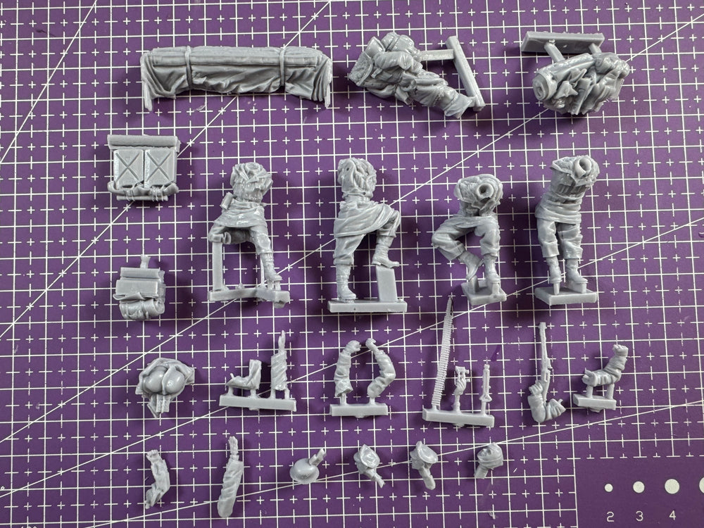 1/35 WWII Soldiers with Transport Truck, 4 Figures, Resin Model Figure Kit, Unassembled and Unpainted