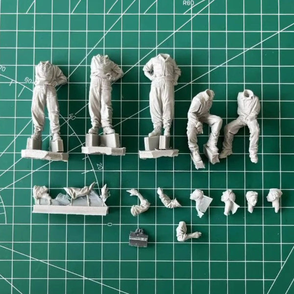 1/35 WWII German Panzer III Tank Crew, 5 Figures, Resin Model Figure Kit, Unassembled and Unpainted