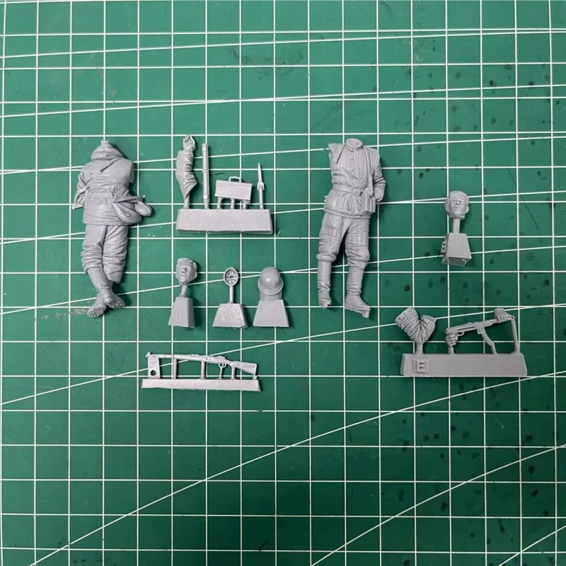 1/35 WWII Soviet Soldier with Fallen Comrades, 5 Figures, Resin Model Diorama Kit, Unassembled and Unpainted