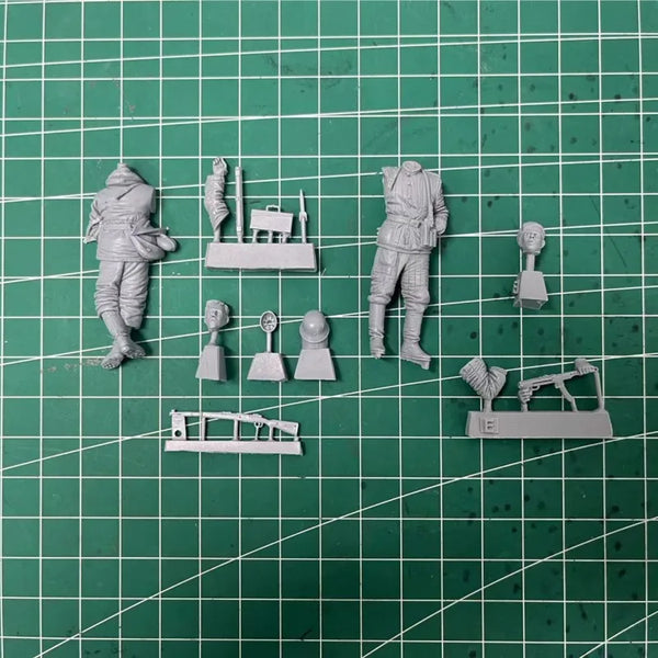 1/35 WWII Soviet Soldier with Fallen Comrades, 5 Figures, Resin Model Diorama Kit, Unassembled and Unpainted