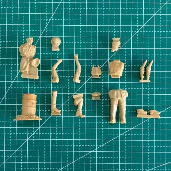 1/35 WWII German Afrika Korps Soldiers, 2 Figures, Resin Model Figure Kit, Unassembled and Unpainted