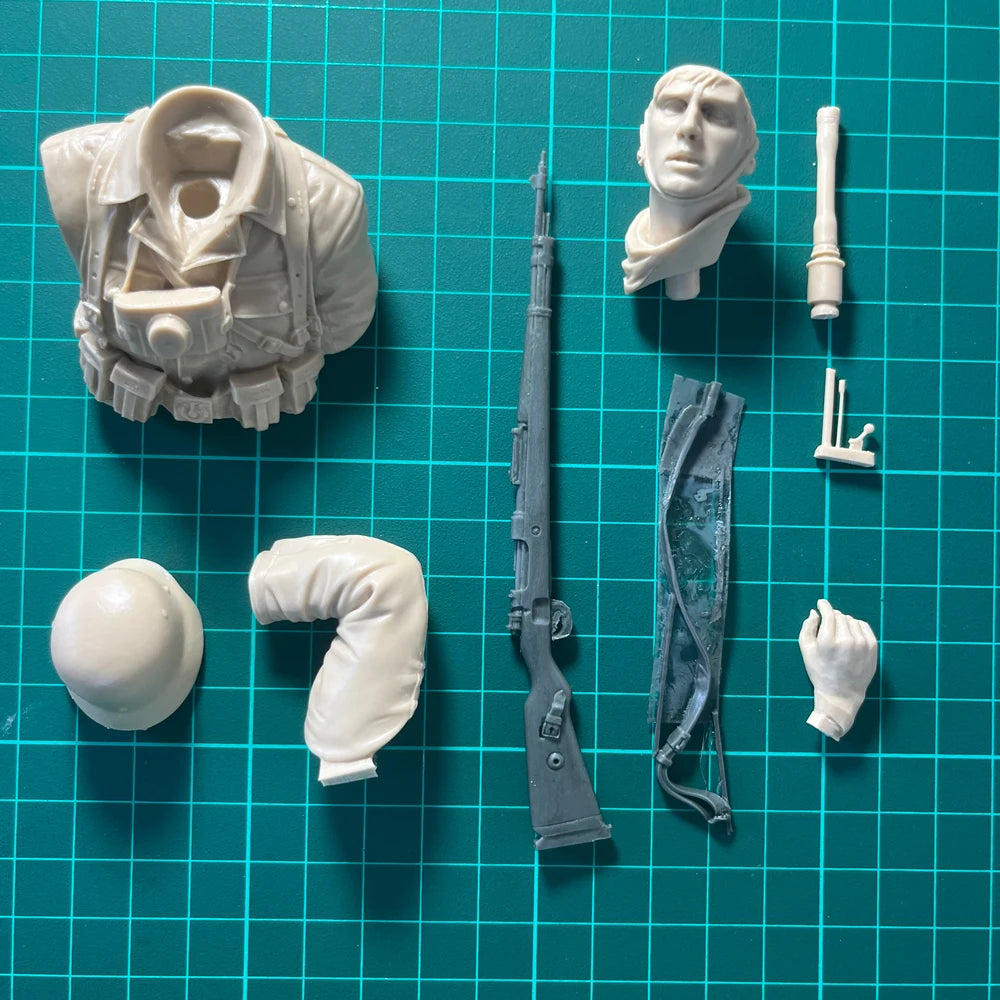 1/10 WWII German Rifleman with Kar98k on Shoulder, Resin Model Bust Kit, Unassembled and Unpainted