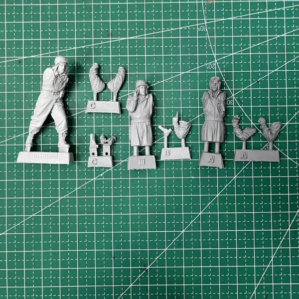 1/35 WWII US Tank Crew at Tank Hatches, 3 Figures, Resin Model Figure Kit, Unassembled and Unpainted