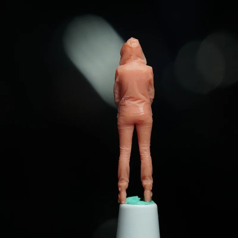 1/64 Modern Girl in Hoodie, Resin Model Figure Kit, Unassembled and Unpainted