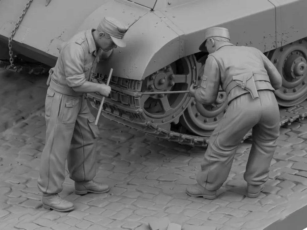 1/35 WWII Tank Crew Maintenance Technicians, 2 Figures, Resin Model Figure Kit, Unassembled and Unpainted