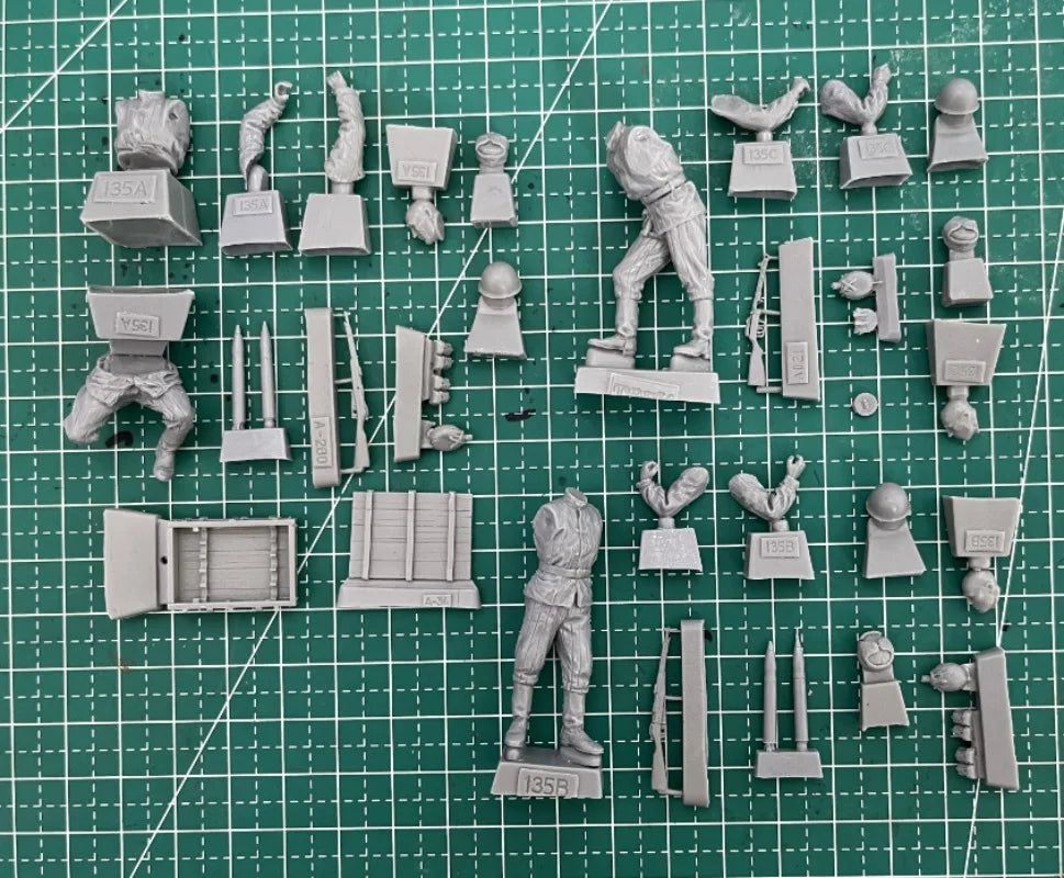 1/35 WWII Soviet Artillery Team, 4 Figures, Resin Model Figure Kit, Unassembled and Unpainted