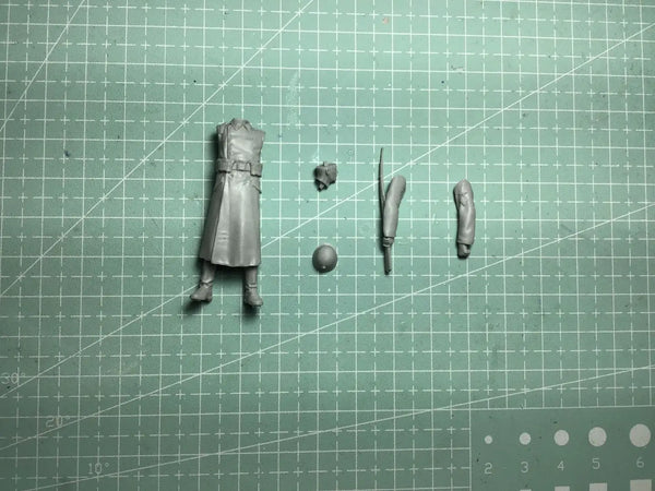 1/35 WWII Female in Long Military Coat, Resin Model Figure Kit, Unassembled and Unpainted