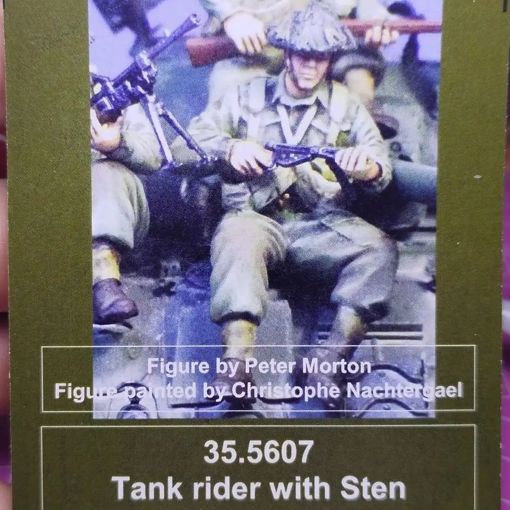 1/35 WWII German Panzergrenadier Charging with MP40, Resin Model Figure Kit, Unassembled and Unpainted