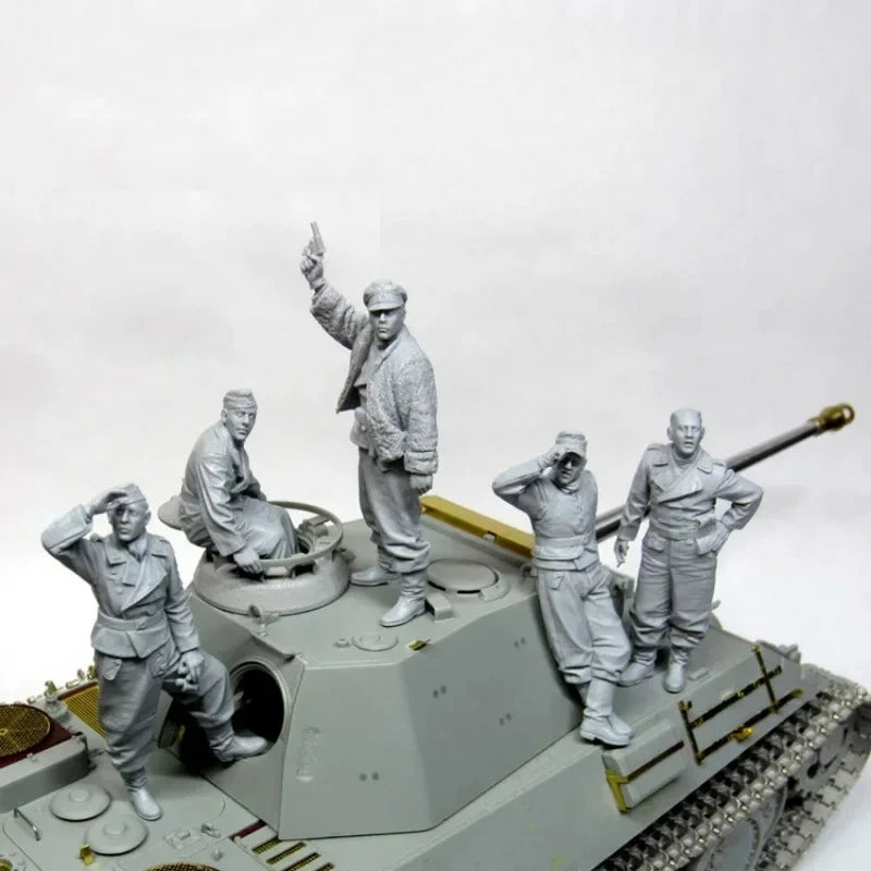 1/35 WWII German Tank Crew Turret, 8 Figures, Resin Model Figure Kit, Unassembled and Unpainted