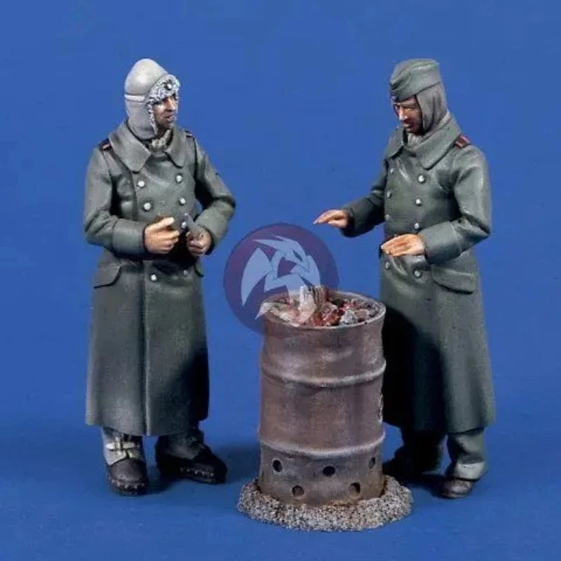 1/35 WWII German Officers with Ordnance Drum, 2 Figures, Resin Model Figure Kit, Unassembled and Unpainted