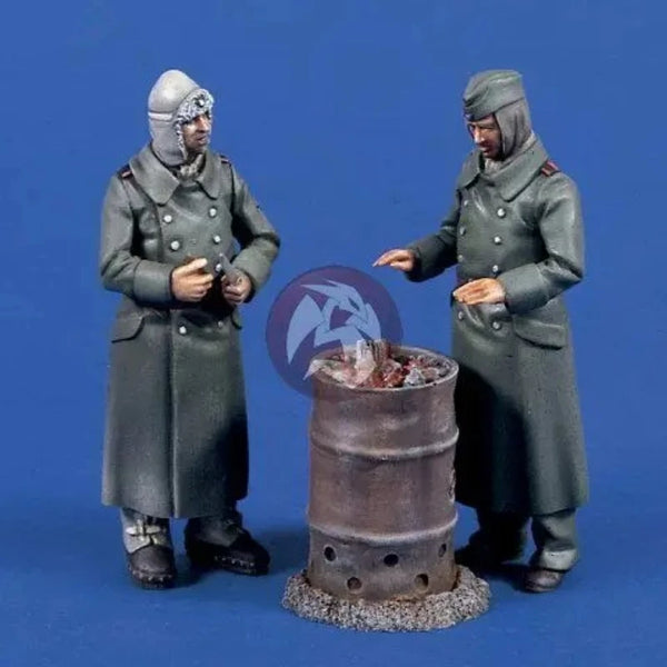 1/35 WWII German Officers with Ordnance Drum, 2 Figures, Resin Model Figure Kit, Unassembled and Unpainted