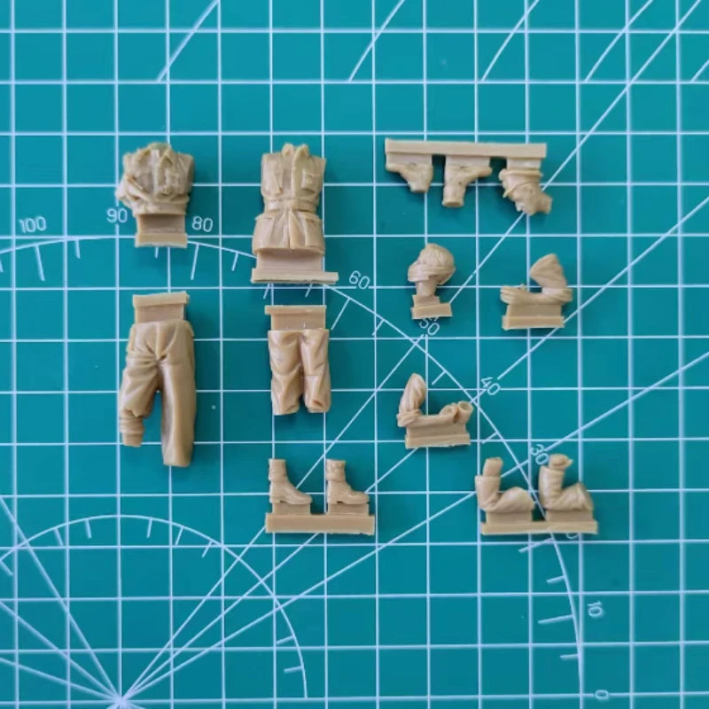 1/35 WWI Officers Standing with Hands on Hips, 2 Figures, Resin Model Figure Kit, Unassembled and Unpainted
