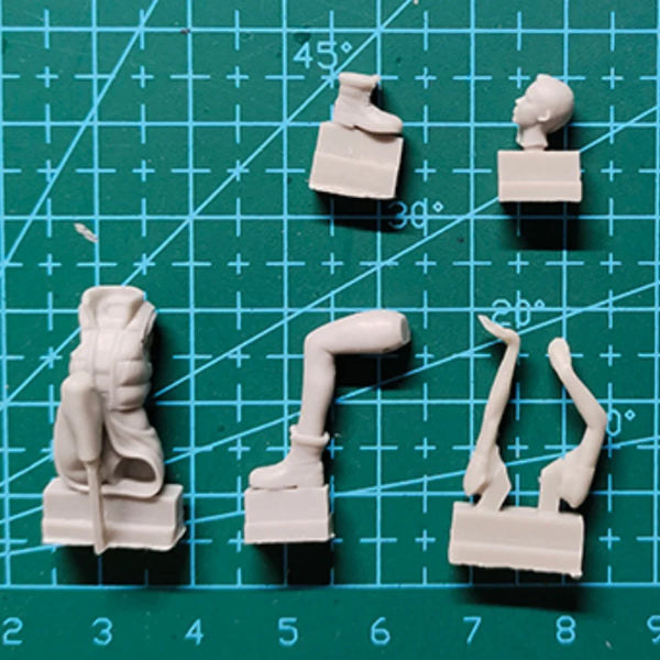 1/35 Modern Woman on Oil Drum, Resin Model Figure Kit, Unassembled and Unpainted