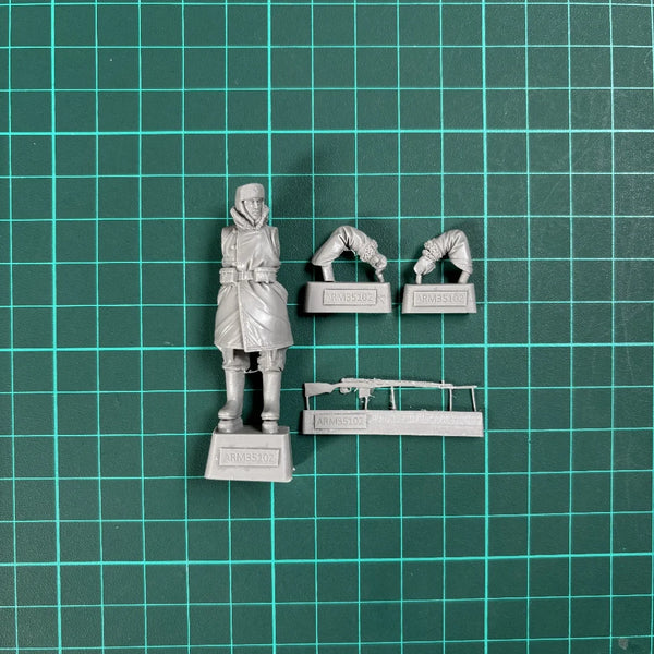 1/35 WWII Soviet Rifleman in Greatcoat, Resin Model Figure Kit, Unassembled and Unpainted