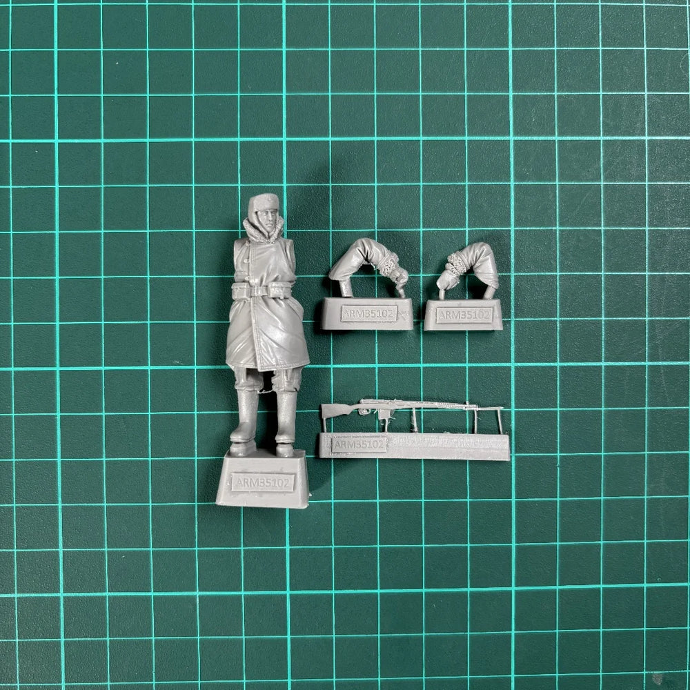 1/35 WWII Soviet Rifleman in Greatcoat, Resin Model Figure Kit, Unassembled and Unpainted
