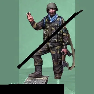 1/35 Modern Infantry Soldiers with Combat Gear, 4 Figures, Resin Model Figure Kit, Unassembled and Unpainted