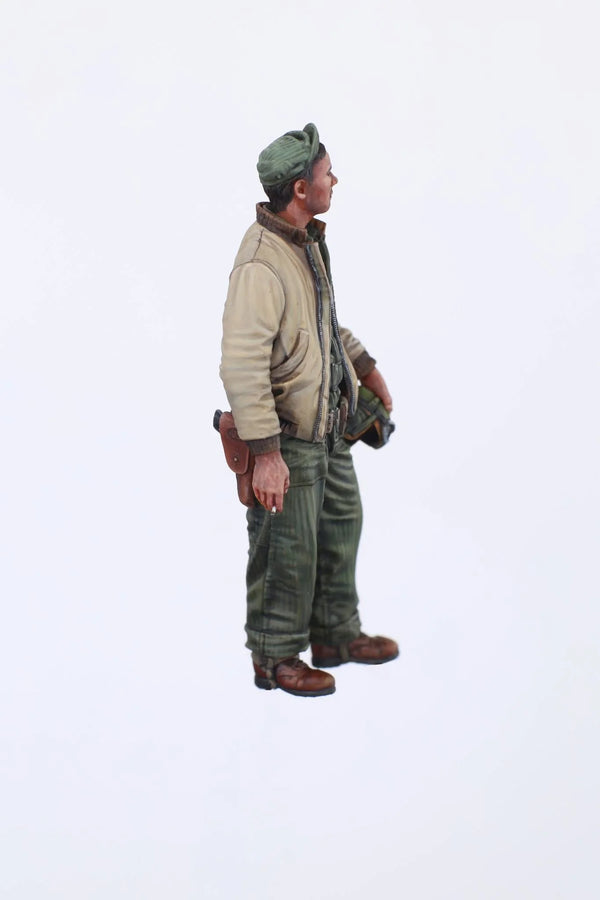 1/35 WWII German Infantryman in Tunic Looking Over Shoulder, Resin Model Figure Kit, Unassembled and Unpainted