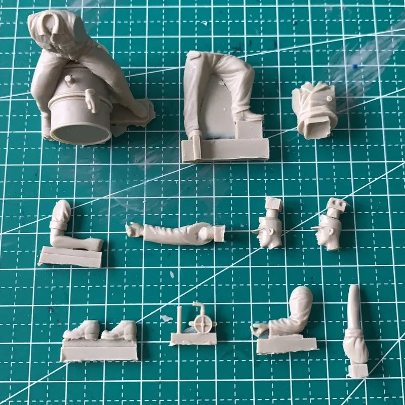 1/35 WWII German Tank Refueling Crew, 2 Figures, Resin Model Figure Kit, Unassembled and Unpainted