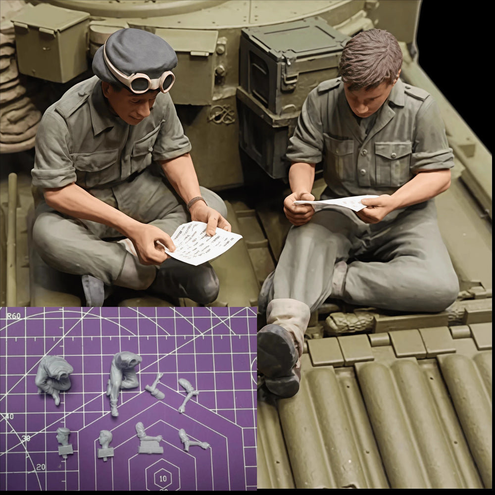 1/35 WWII Soldiers with Letter, 2 Figures, Resin Model Figure Kit, Unassembled and Unpainted