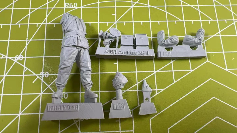 1/35 Modern War Photographer with Telephoto Lens, Resin Model Figure Kit, Unassembled and Unpainted