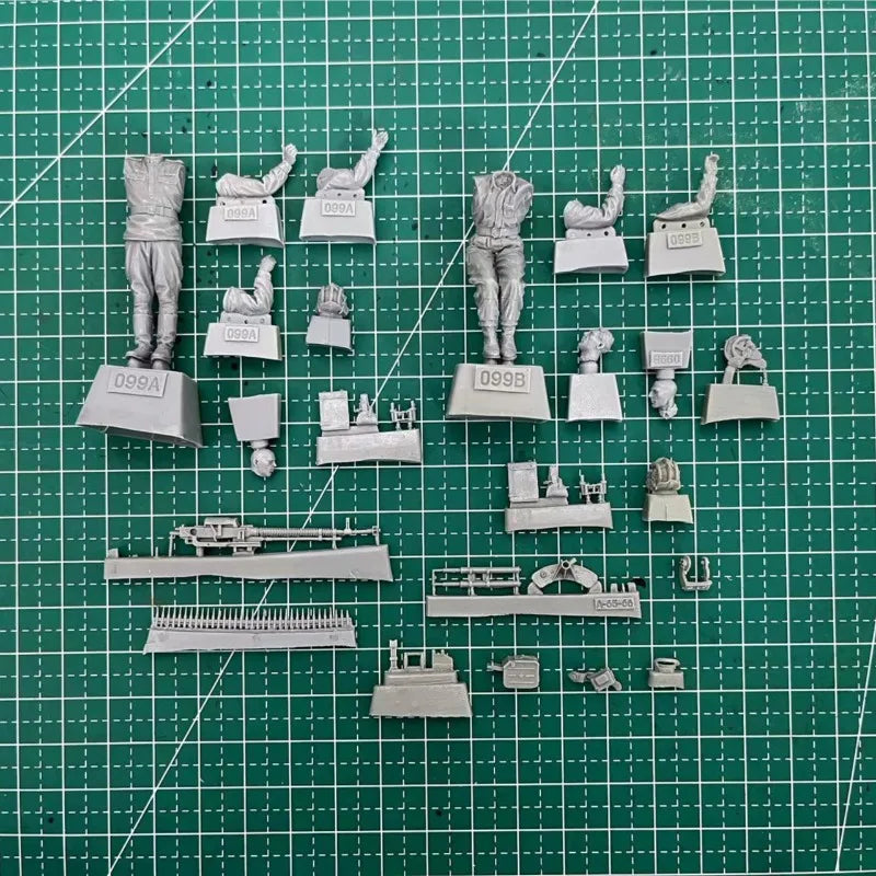 1/35 WWII Russian Tank Crew, 4 Figures, Resin Model Figure Kit, Unassembled and Unpainted