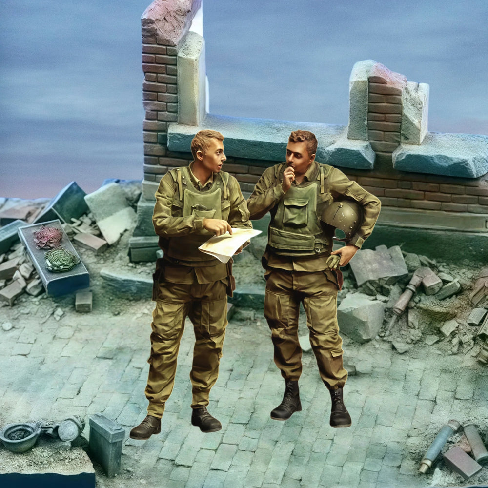 1/35 Modern Tactical Commanders Reviewing Battle Plans, 2 Figures, Resin Model Figure Kit, Unassembled and Unpainted