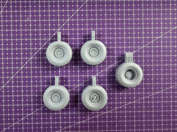 1/35 Modern M1114 HMMWV Tire Modification, Resin Model Vehicle Kit, Unassembled and Unpainted