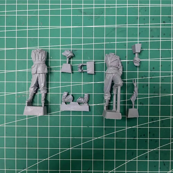 1/35 WWII German Panzer Crew at Tank Hatch, 2 Figures, Resin Model Figure Kit, Unassembled and Unpainted