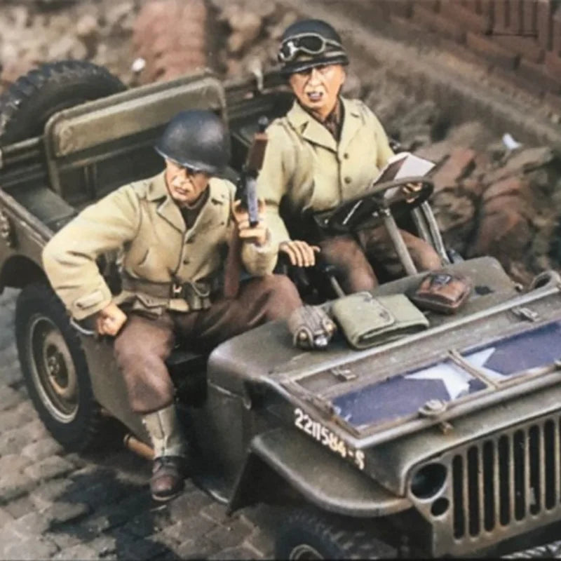 1/35 WWII German Jeep Driver, 2 Figures, Resin Model Figure Kit, Unassembled and Unpainted