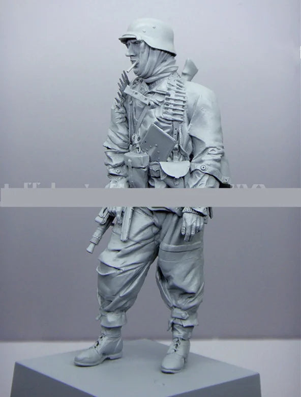 1/16 WWI British Lewis Gunner Advancing with Pith Helmet, Resin Model Figure Kit, Unassembled and Unpainted