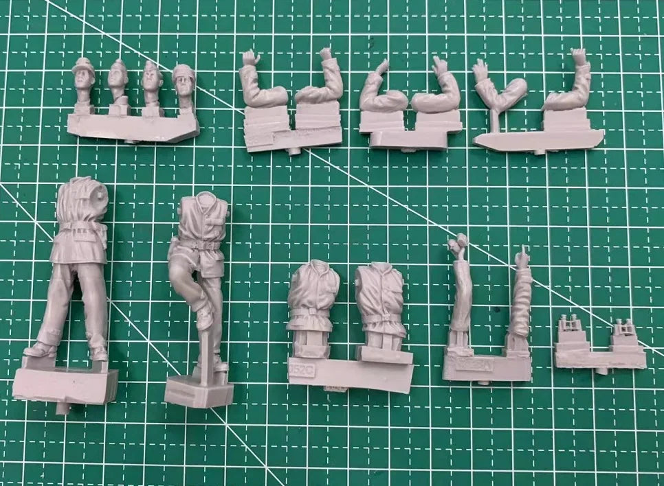 1/35 WWII German Panzer Crew Mixed Positions, 4 Figures, Resin Model Figure Kit, Unassembled and Unpainted