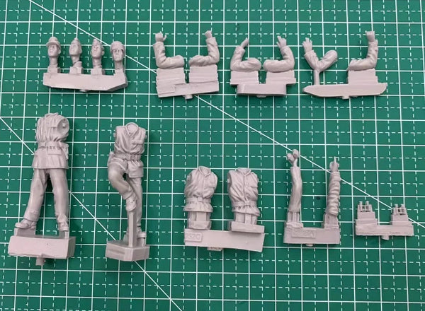 1/35 WWII German Panzer Crew Mixed Positions, 4 Figures, Resin Model Figure Kit, Unassembled and Unpainted