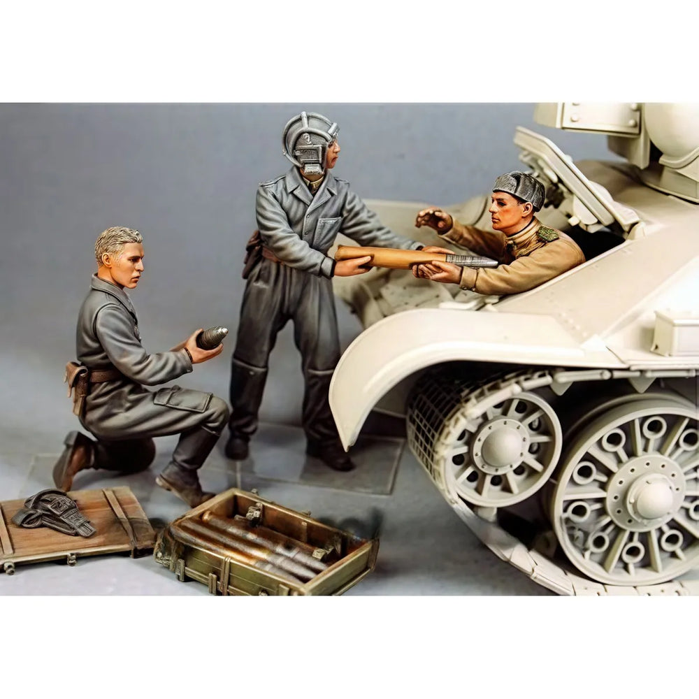 1/35 WWII Soviet Mechanics Servicing Truck, 3 Figures, Resin Model Figure Kit, Unassembled and Unpainted