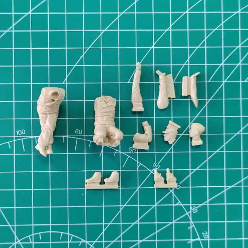 1/35 WWII German Tank Crew in Combat Gear, 2 Figures, Resin Model Figure Kit, Unassembled and Unpainted