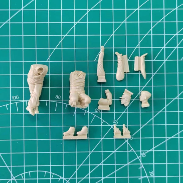 1/35 WWII German Tank Crew in Combat Gear, 2 Figures, Resin Model Figure Kit, Unassembled and Unpainted